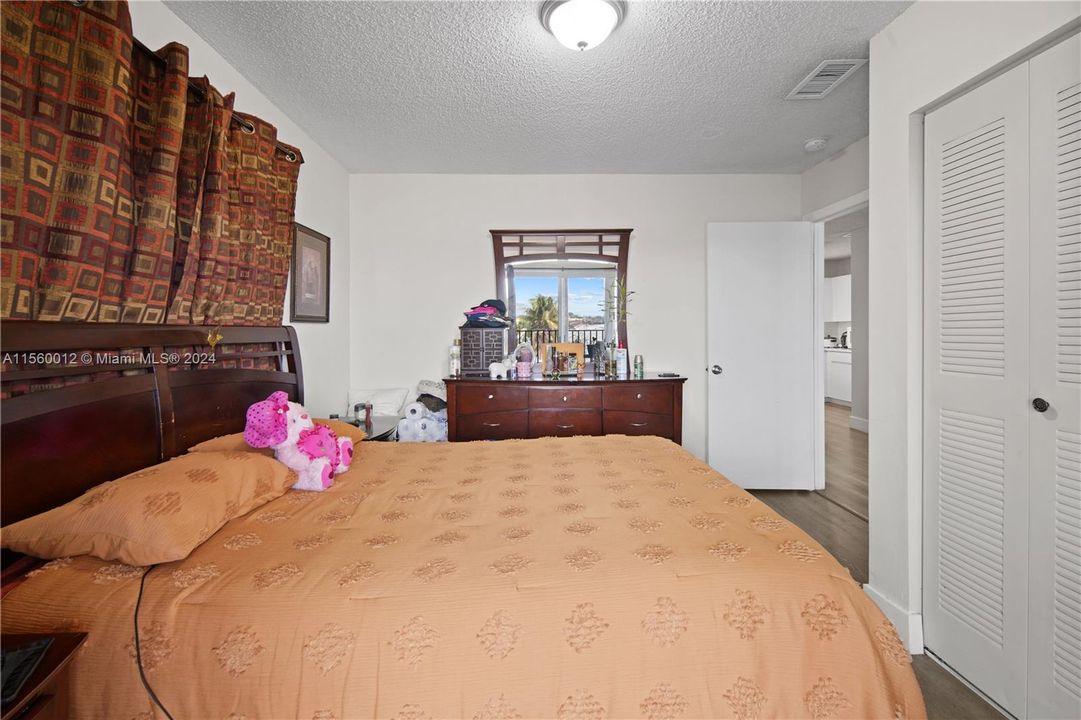 For Sale: $285,000 (2 beds, 1 baths, 920 Square Feet)