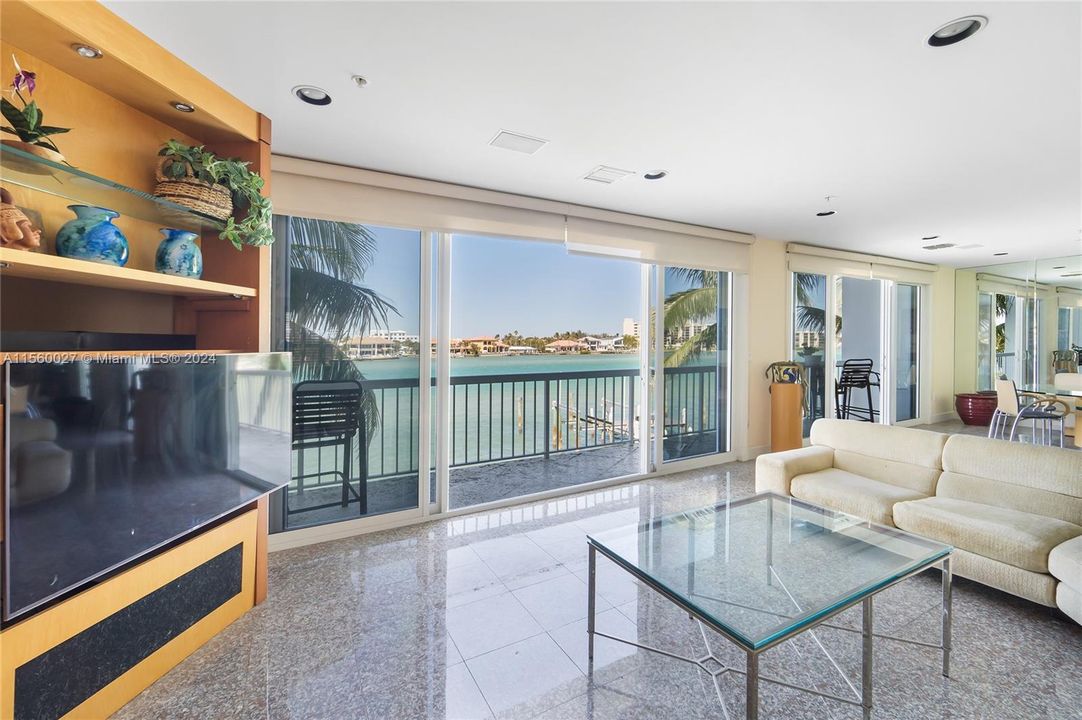 Recently Sold: $3,495,000 (4 beds, 3 baths, 3454 Square Feet)