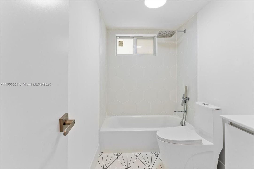 For Sale: $346,500 (1 beds, 1 baths, 667 Square Feet)