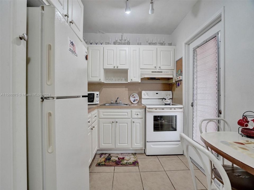 Active With Contract: $109,000 (1 beds, 1 baths, 672 Square Feet)