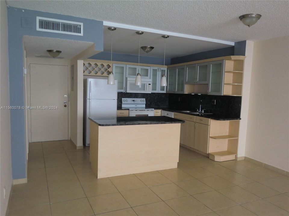 For Sale: $329,900 (1 beds, 1 baths, 896 Square Feet)