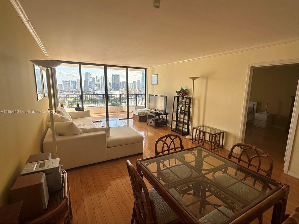 最近租的: $2,500 (1 贝兹, 1 浴室, 860 平方英尺)