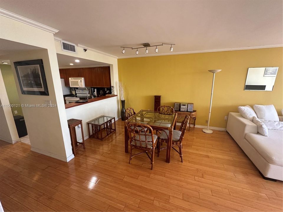 最近租的: $2,500 (1 贝兹, 1 浴室, 860 平方英尺)