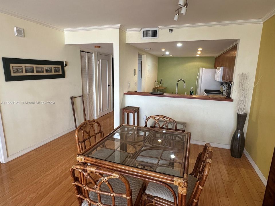 最近租的: $2,500 (1 贝兹, 1 浴室, 860 平方英尺)