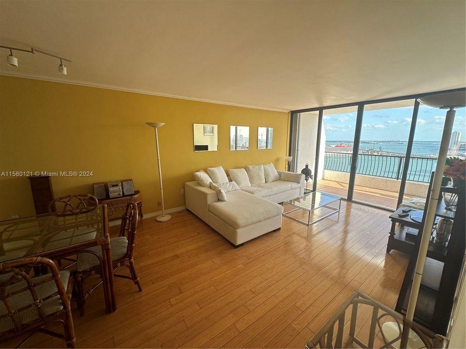 最近租的: $2,500 (1 贝兹, 1 浴室, 860 平方英尺)