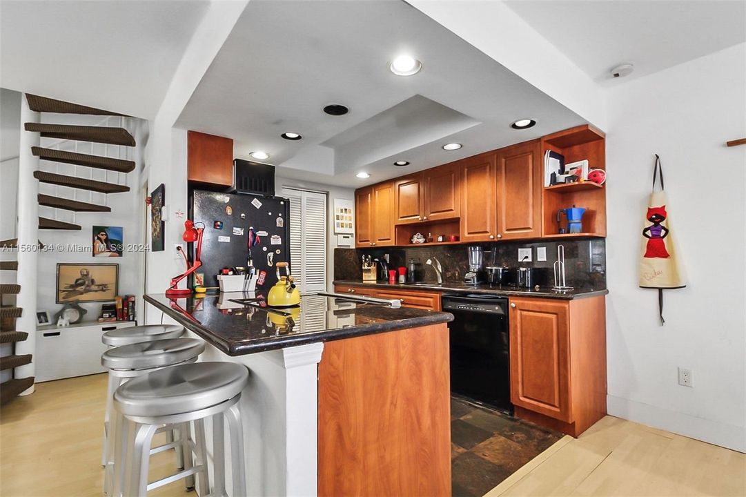 For Sale: $787,000 (2 beds, 1 baths, 1033 Square Feet)