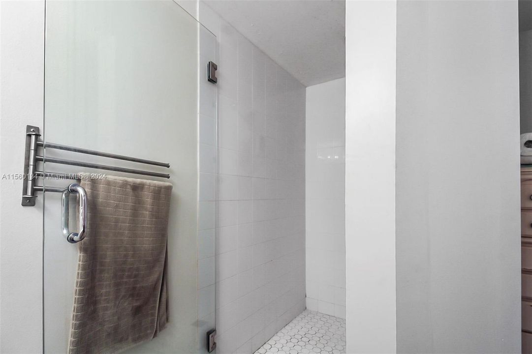 待售: $787,000 (2 贝兹, 1 浴室, 1033 平方英尺)