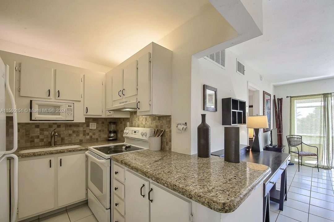 Active With Contract: $1,950 (1 beds, 1 baths, 600 Square Feet)