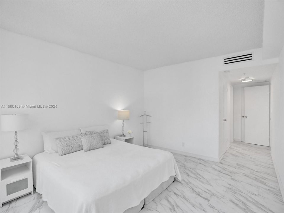 Active With Contract: $2,400 (1 beds, 1 baths, 835 Square Feet)