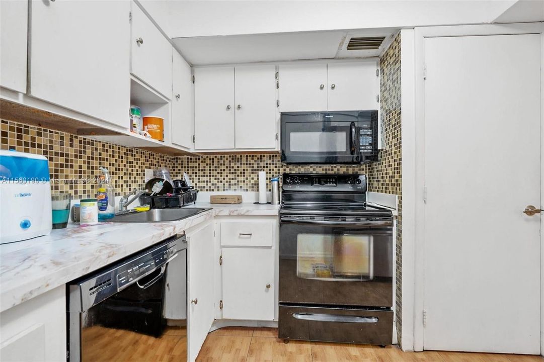 For Sale: $130,000 (2 beds, 2 baths, 972 Square Feet)