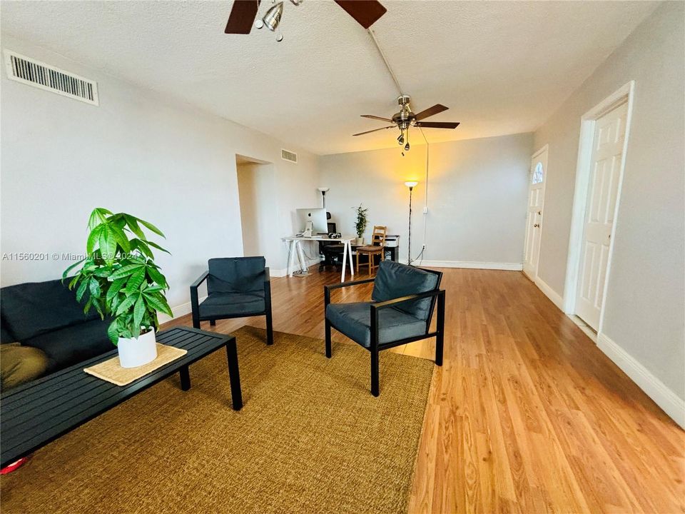 For Sale: $319,000 (2 beds, 2 baths, 1211 Square Feet)