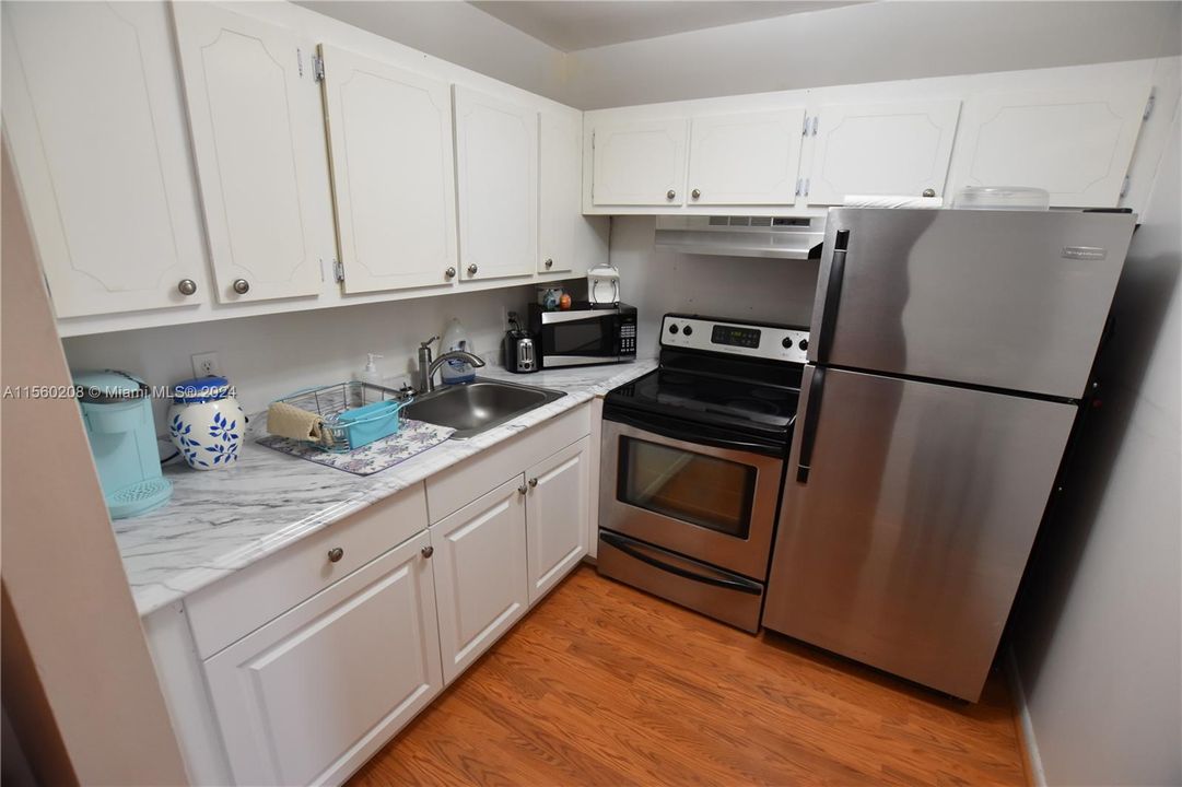 For Sale: $132,000 (1 beds, 1 baths, 720 Square Feet)