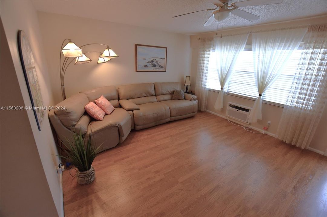 For Sale: $132,000 (1 beds, 1 baths, 720 Square Feet)