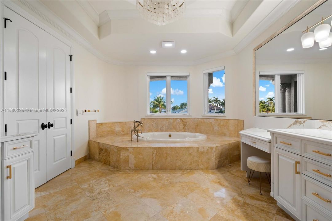 待售: $5,900,000 (6 贝兹, 6 浴室, 5790 平方英尺)