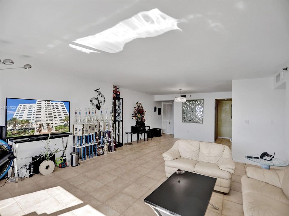 For Sale: $1,187,000 (2 beds, 2 baths, 1562 Square Feet)