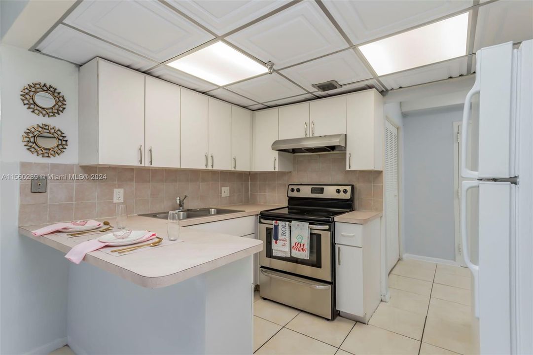 Active With Contract: $280,000 (2 beds, 2 baths, 911 Square Feet)