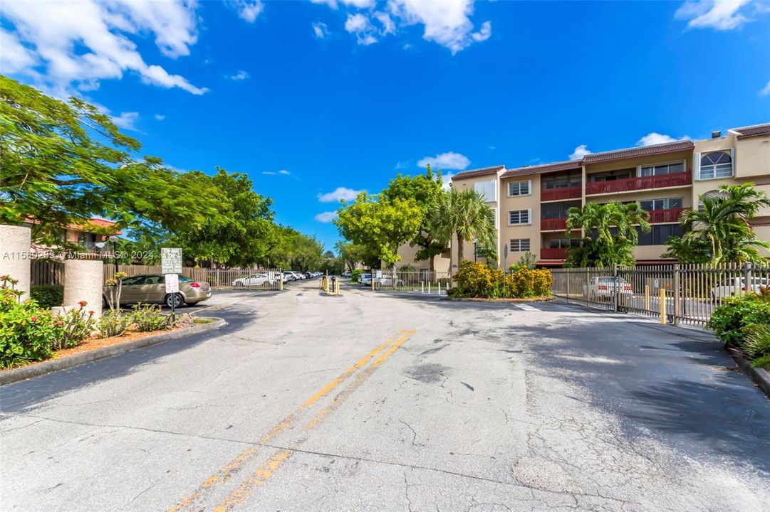 Active With Contract: $280,000 (2 beds, 2 baths, 911 Square Feet)