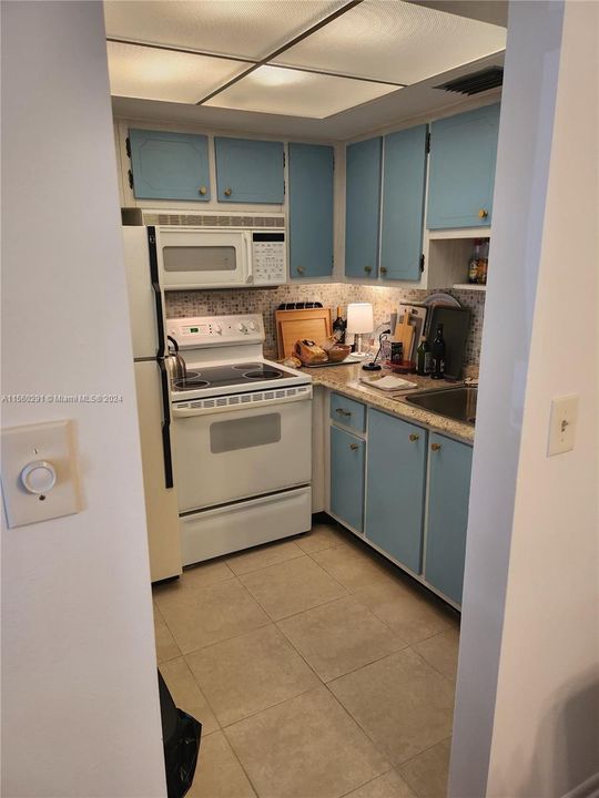 For Sale: $148,000 (1 beds, 1 baths, 696 Square Feet)