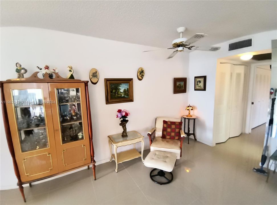 For Sale: $139,000 (1 beds, 1 baths, 700 Square Feet)