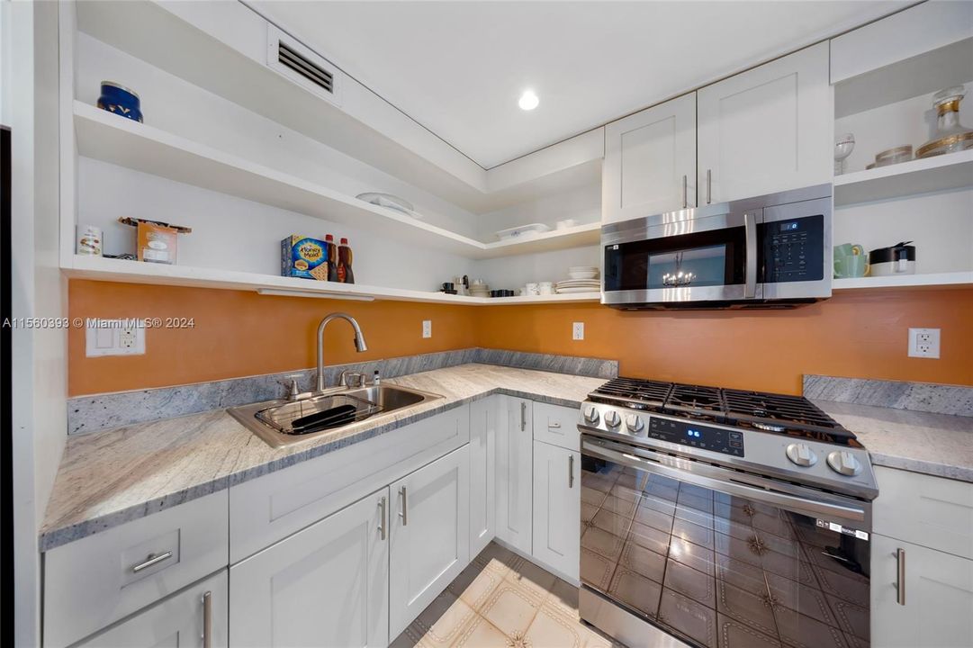 Recently Rented: $2,400 (1 beds, 1 baths, 720 Square Feet)