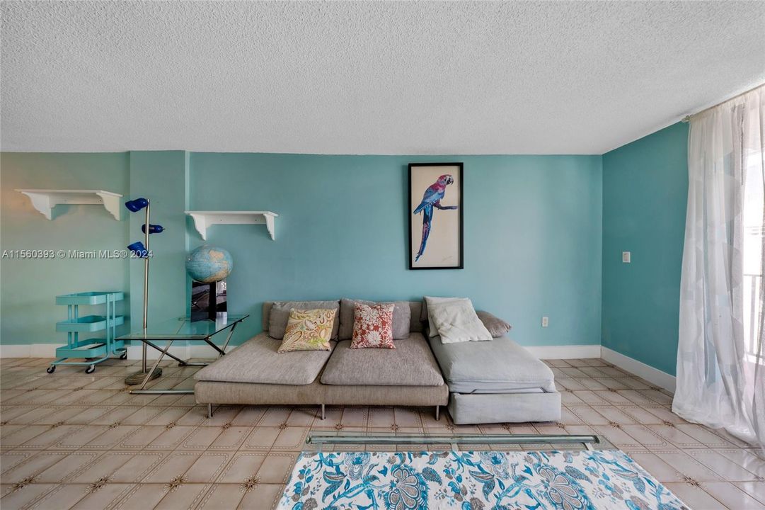 Recently Rented: $2,400 (1 beds, 1 baths, 720 Square Feet)