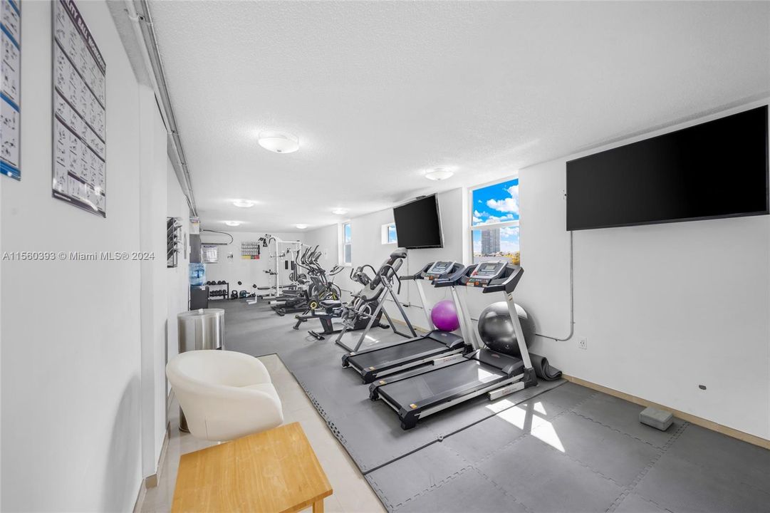 Recently Rented: $2,400 (1 beds, 1 baths, 720 Square Feet)