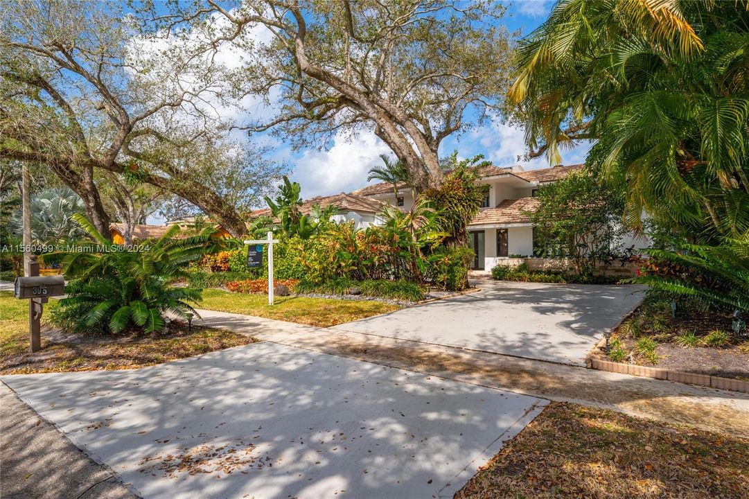 Active With Contract: $1,800,000 (4 beds, 3 baths, 4709 Square Feet)