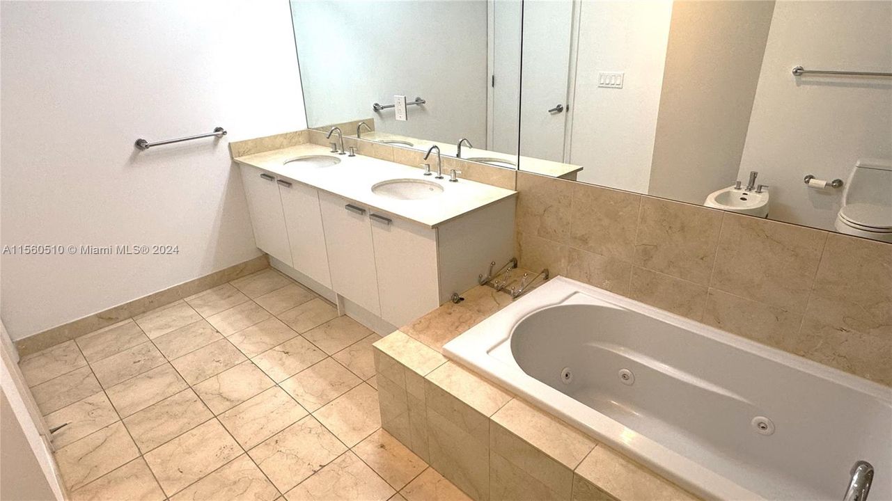 Recently Rented: $5,600 (3 beds, 2 baths, 1818 Square Feet)