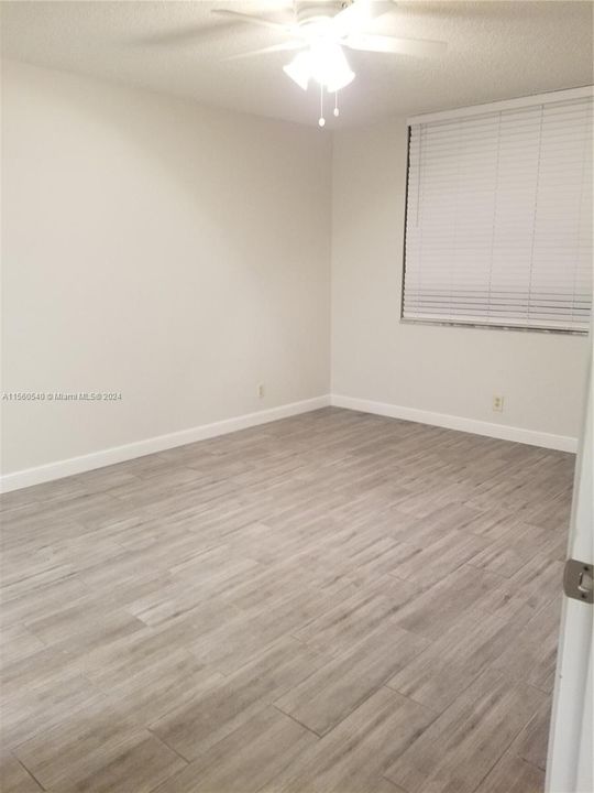 Active With Contract: $1,850 (1 beds, 1 baths, 940 Square Feet)