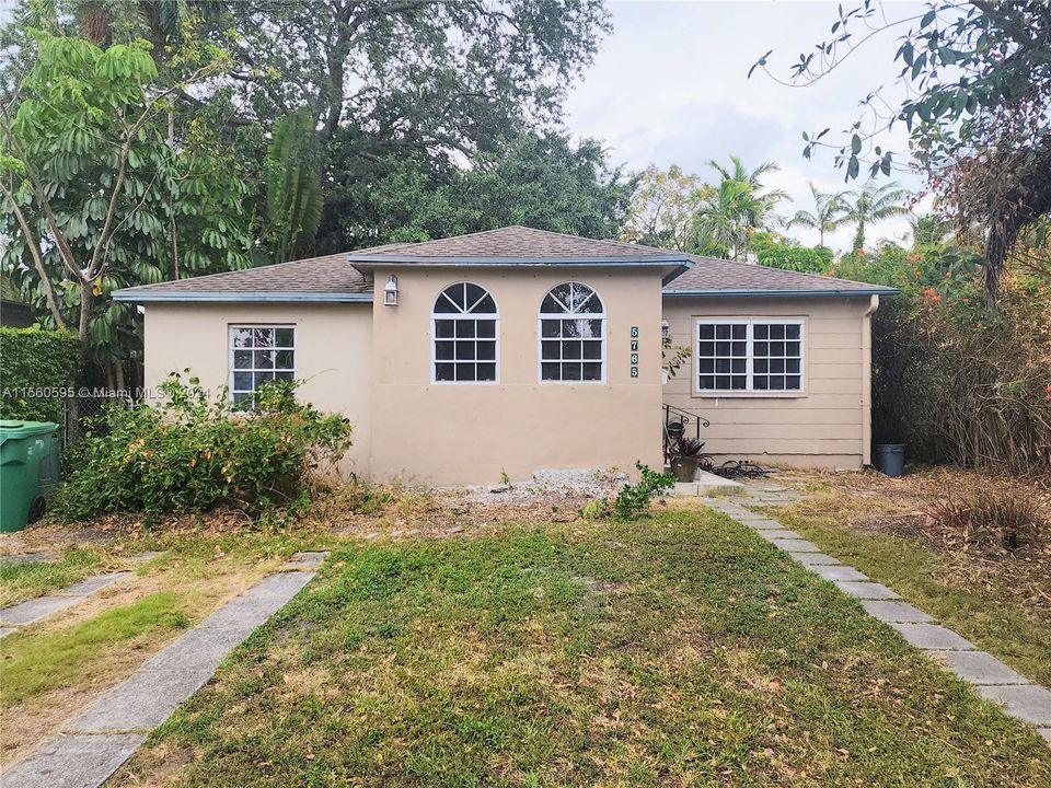 Active With Contract: $639,000 (3 beds, 2 baths, 999 Square Feet)