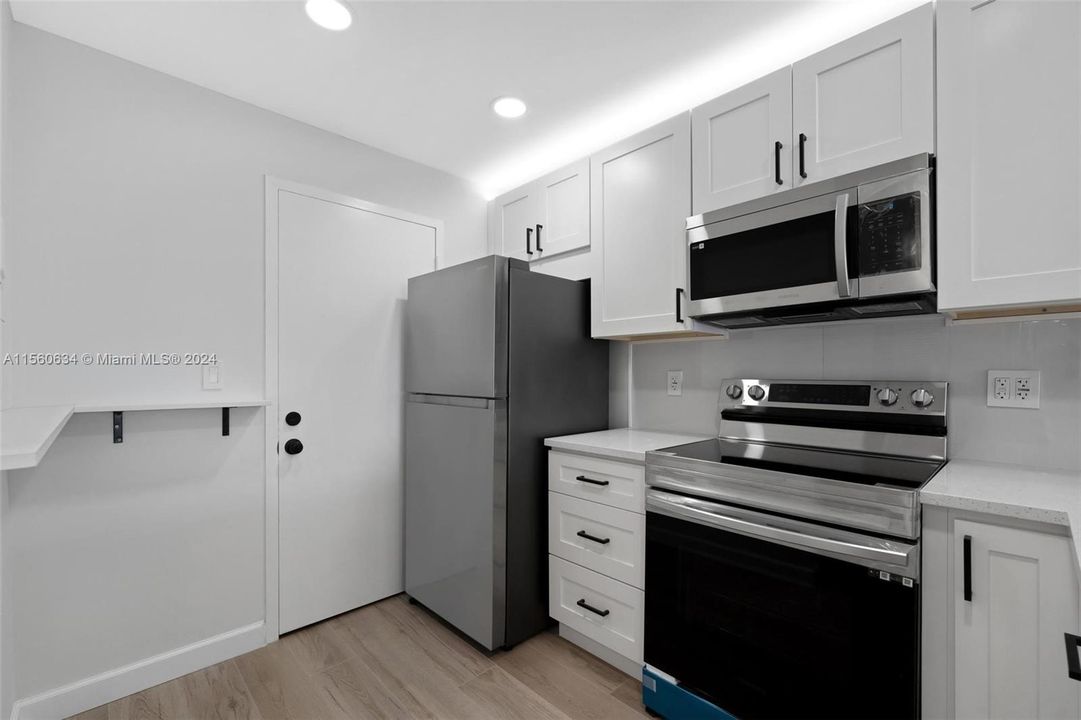 Active With Contract: $225,000 (1 beds, 1 baths, 880 Square Feet)