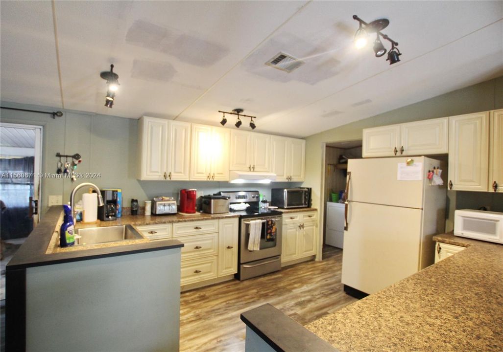 For Sale: $150,000 (3 beds, 2 baths, 1326 Square Feet)