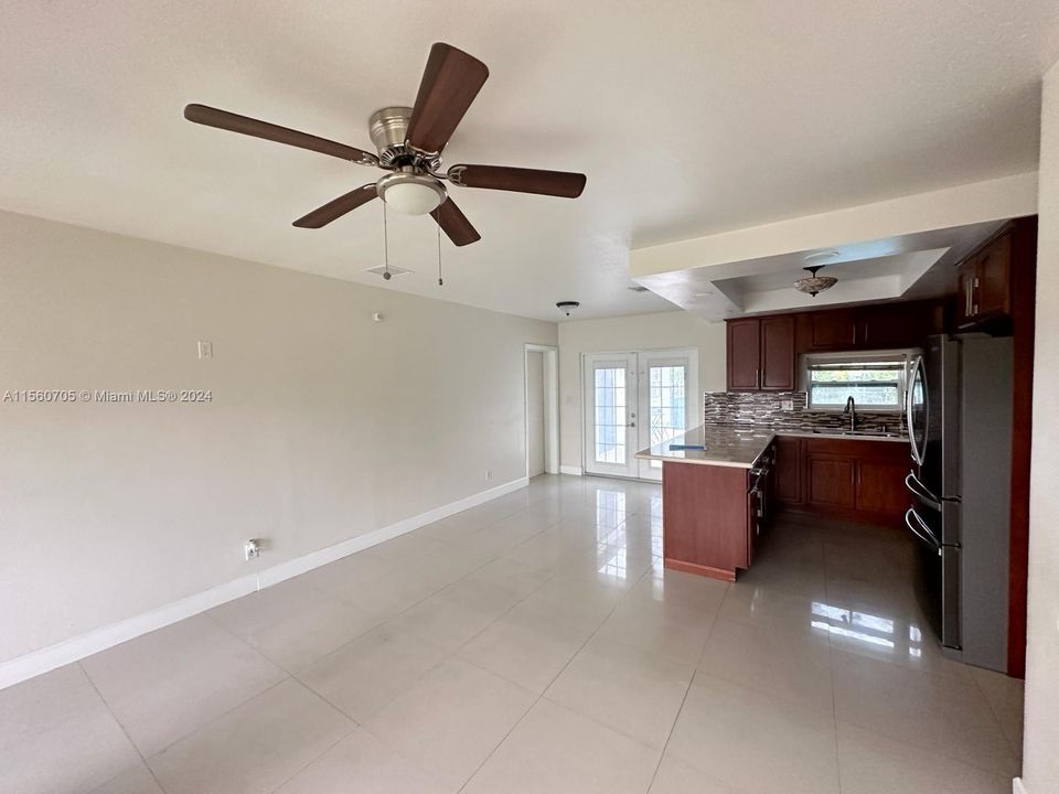 Active With Contract: $3,050 (3 beds, 2 baths, 1212 Square Feet)