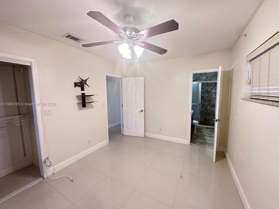 Active With Contract: $3,050 (3 beds, 2 baths, 1212 Square Feet)