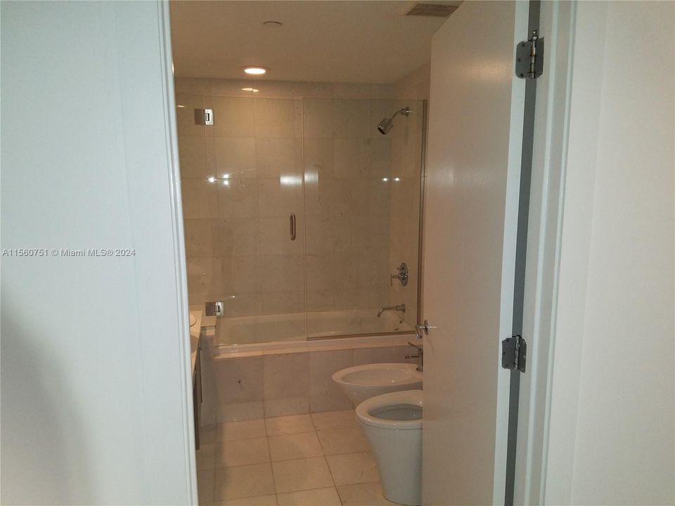 Active With Contract: $2,800 (1 beds, 1 baths, 779 Square Feet)