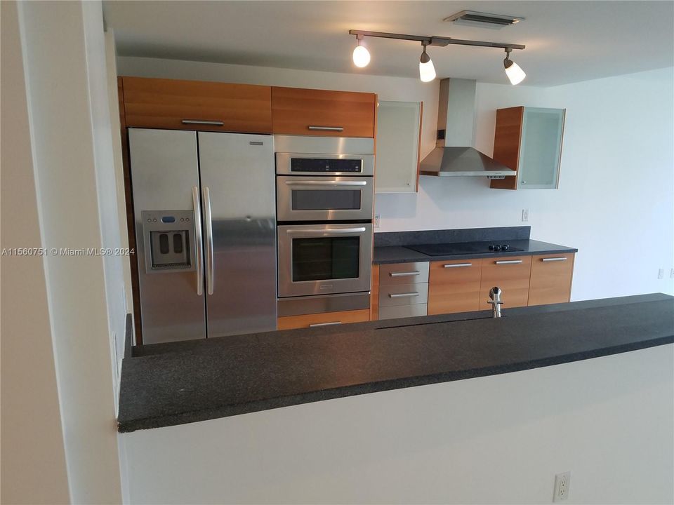 Active With Contract: $2,800 (1 beds, 1 baths, 779 Square Feet)