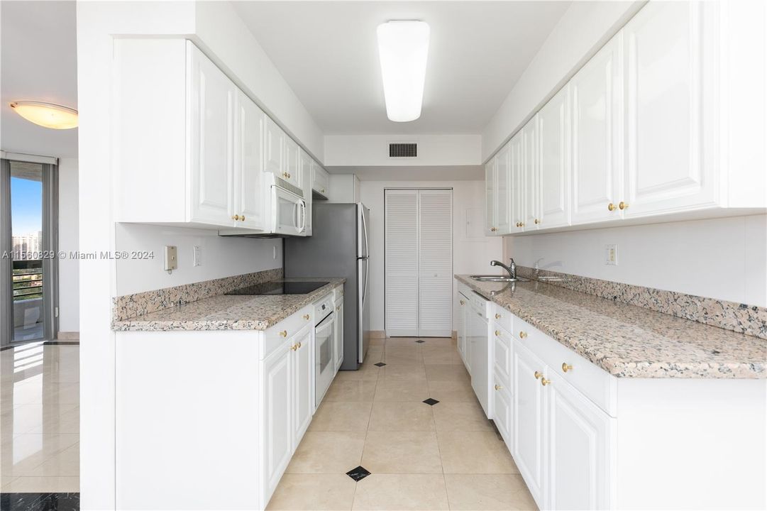 For Sale: $545,000 (2 beds, 2 baths, 1361 Square Feet)