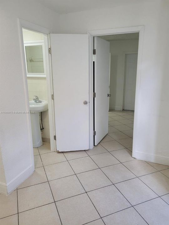 Recently Rented: $1,300 (0 beds, 1 baths, 500 Square Feet)