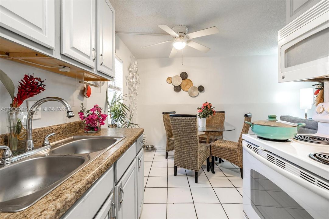 Active With Contract: $197,000 (2 beds, 1 baths, 725 Square Feet)