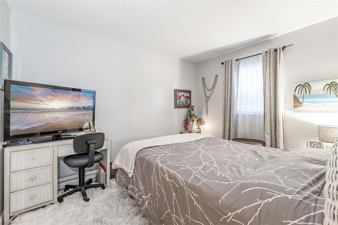 Active With Contract: $197,000 (2 beds, 1 baths, 725 Square Feet)