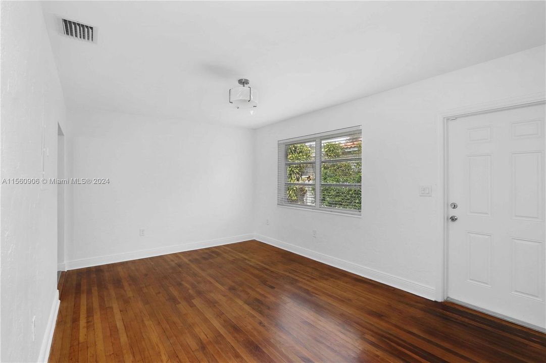 最近租的: $2,400 (2 贝兹, 1 浴室, 804 平方英尺)