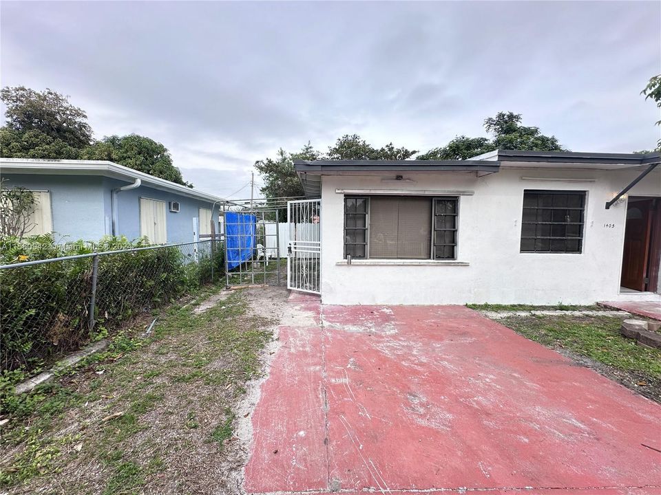 Active With Contract: $1,200 (0 beds, 1 baths, 250 Square Feet)