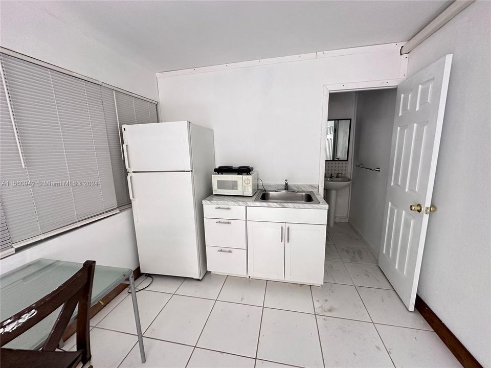 Active With Contract: $1,200 (0 beds, 1 baths, 250 Square Feet)