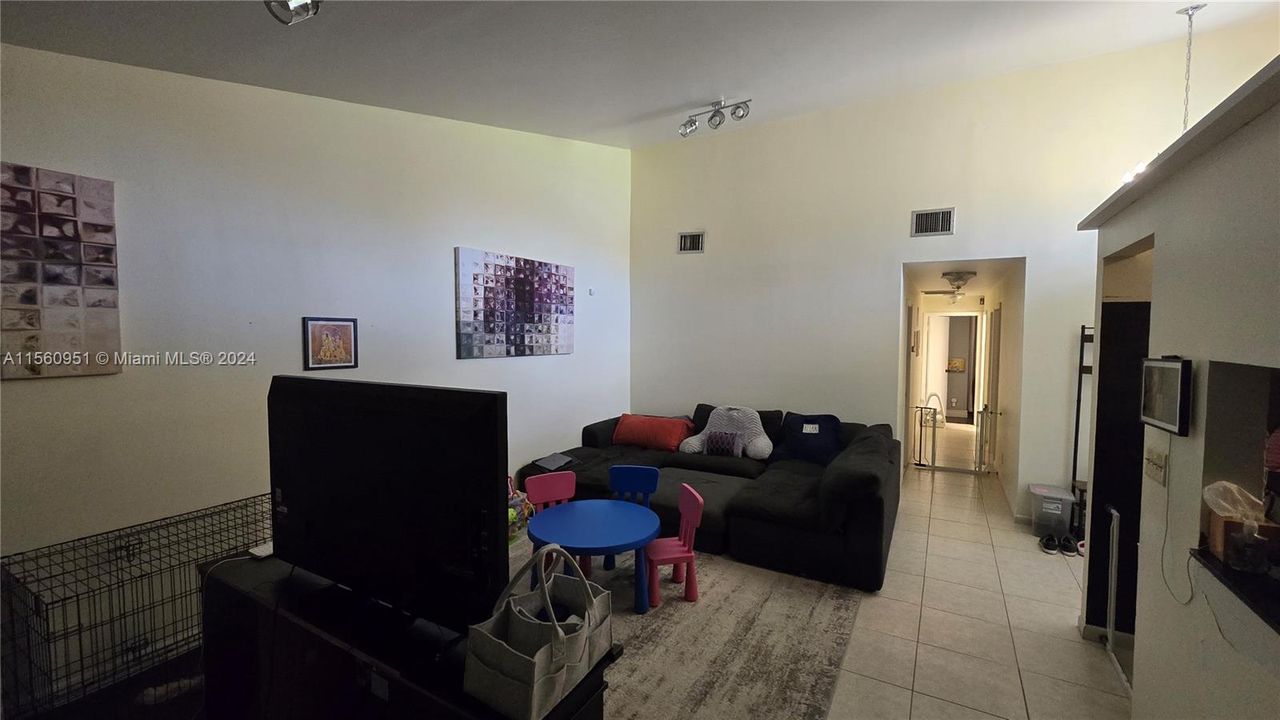 Vendido Recientemente: $398,895 (3 camas, 2 baños, 1324 Pies cuadrados)