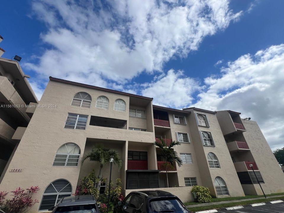 Active With Contract: $245,000 (1 beds, 1 baths, 840 Square Feet)