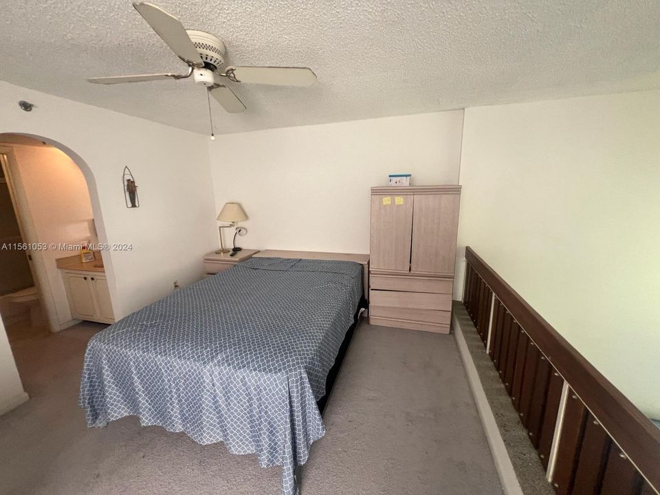 For Sale: $235,000 (1 beds, 1 baths, 840 Square Feet)