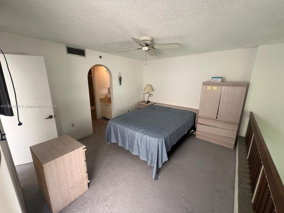 Active With Contract: $245,000 (1 beds, 1 baths, 840 Square Feet)