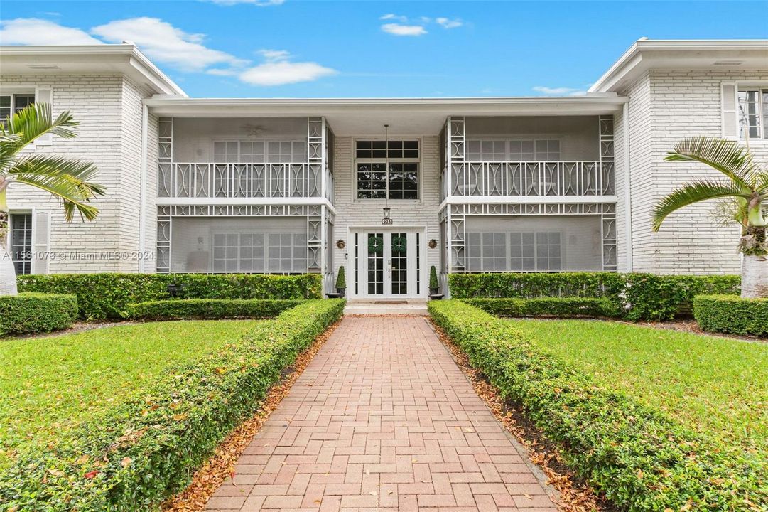 Recently Rented: $3,800 (2 beds, 2 baths, 1500 Square Feet)