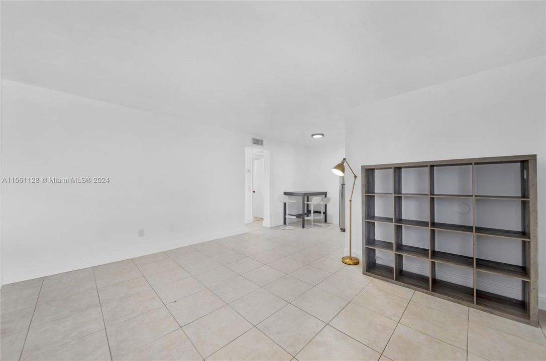 Active With Contract: $249,000 (1 beds, 1 baths, 620 Square Feet)