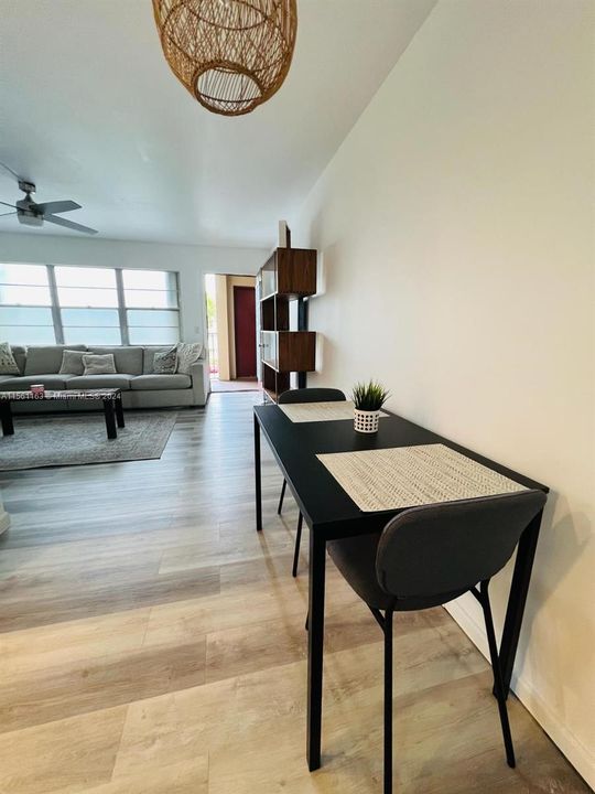 Active With Contract: $173,000 (1 beds, 1 baths, 685 Square Feet)